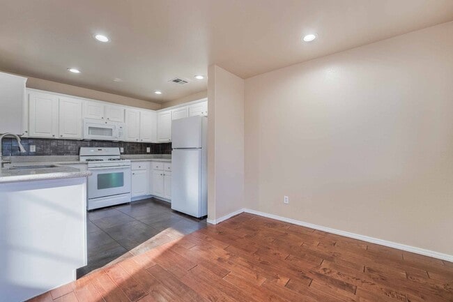 Building Photo - Elegant Open-Concept Home with Modern Touc...