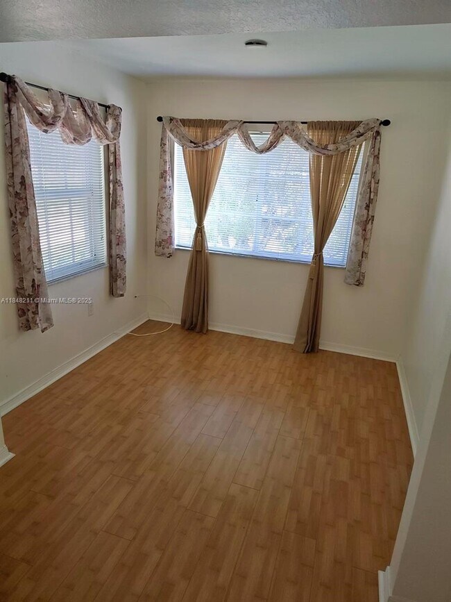 Building Photo - 2586 Centergate Dr