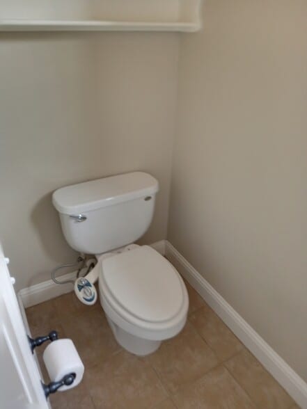 Master bathroom with LUXE Bidet NEO 180 - Dual Nozzle, Self-Cleaning, Non-Electric Bidet Attachment - 4413 Spyglass Dr