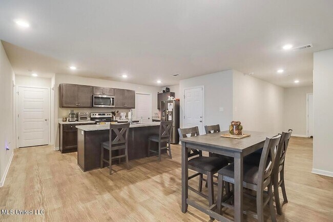 Building Photo - 2520 Esplanade St