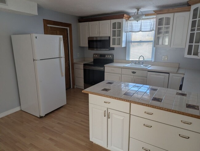 Building Photo - 3 Bedroom 2 Bath SFH