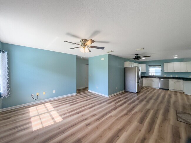 Building Photo - 3 Bed | 2 Bath | 1,200 Sq Ft Single-Family Home  RENT NOW WITH ZERO DEPOSIT on a 12-month lease!