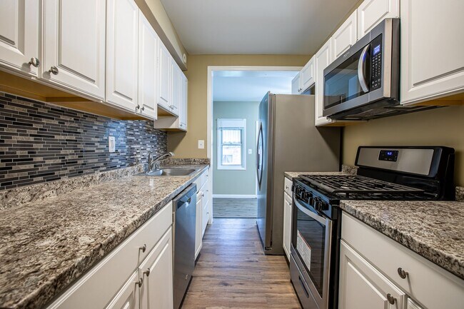 Building Photo - Charming 3 BR/3 BA Semi-Detached Home in F...