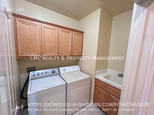 Building Photo - 2541 Hillcrest St