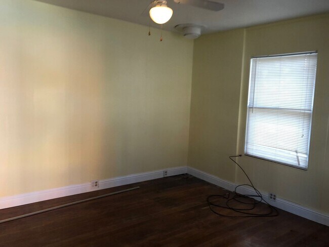 Building Photo - ALL UTILITIES INCLUDED - ONE BLOCK FROM UN...