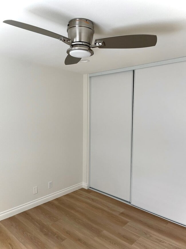 Building Photo - Nicely upgraded Townhome is East Simi