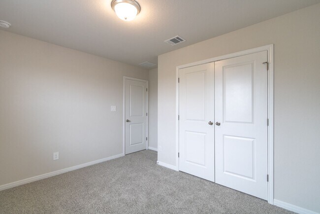 Building Photo - 544 View Dr