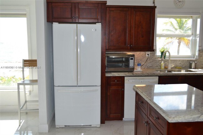 Building Photo - 3850 Galt Ocean Dr