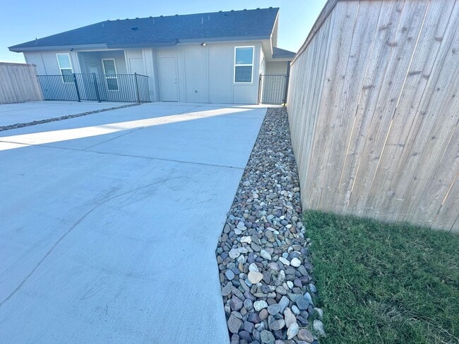 Building Photo - AVAILABLE NOW!