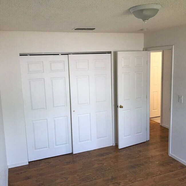 Building Photo - Attached Single Family Home located in Quiet Anderson Neighborhood