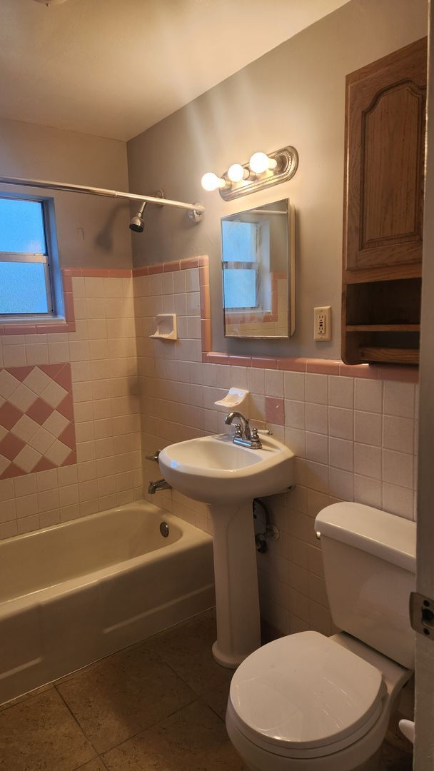 Building Photo - 3 bedroom one bath