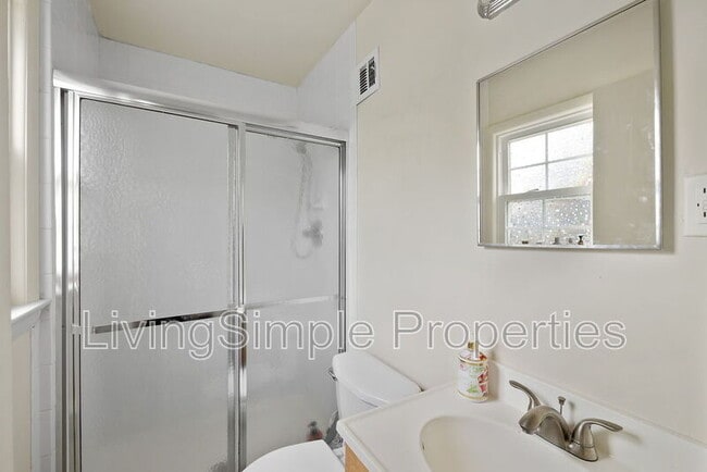 Building Photo - 1213 Gladstone Dr