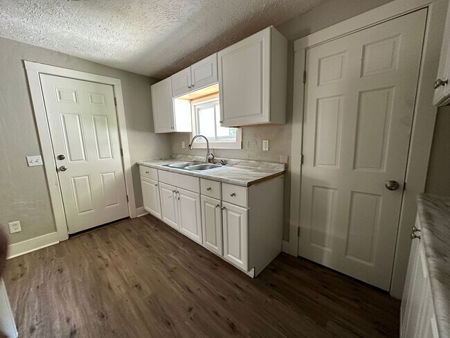 Building Photo - Multi Family Home 3 Bedroom and 1 Bath For Rent