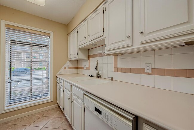 Building Photo - 1311 Antoine Dr