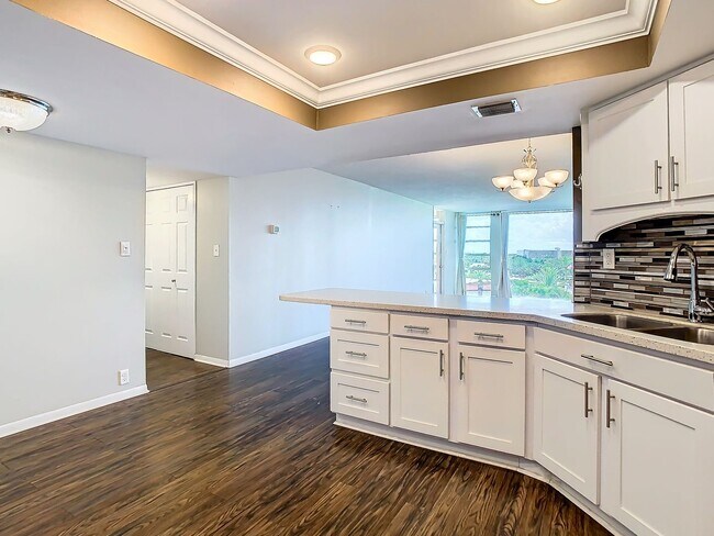 Building Photo - 7400 Sun Island Dr S