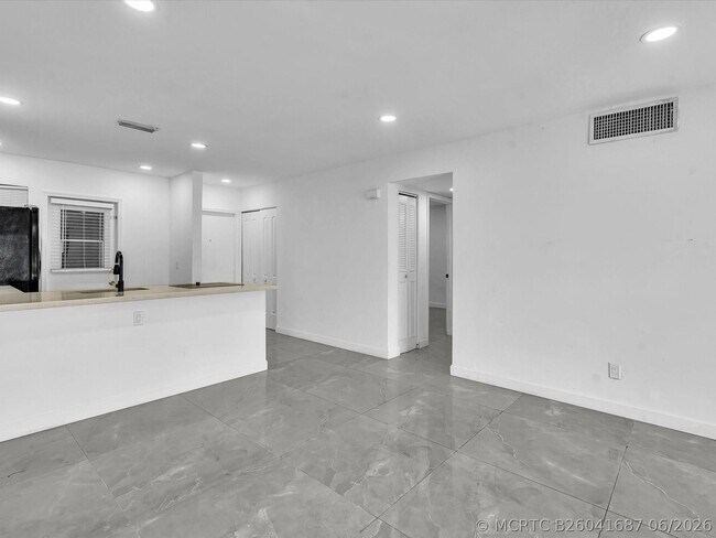 Building Photo - 2451 SW 82nd Ave
