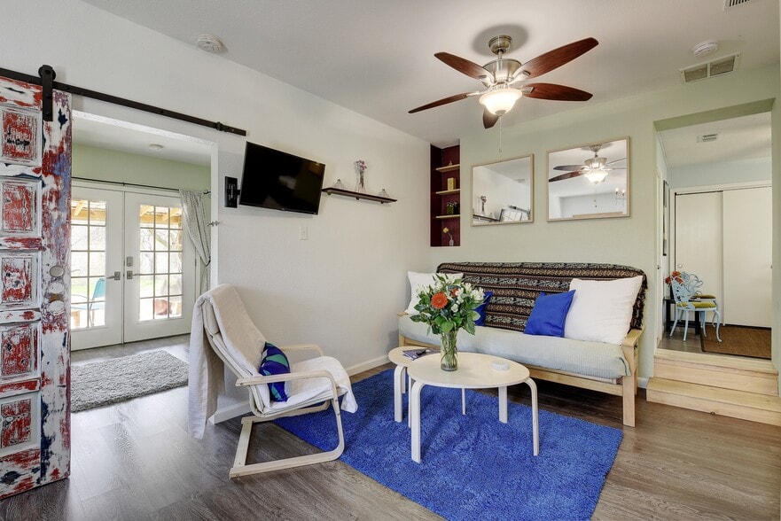 Building Photo - 3203 Loyola Ln