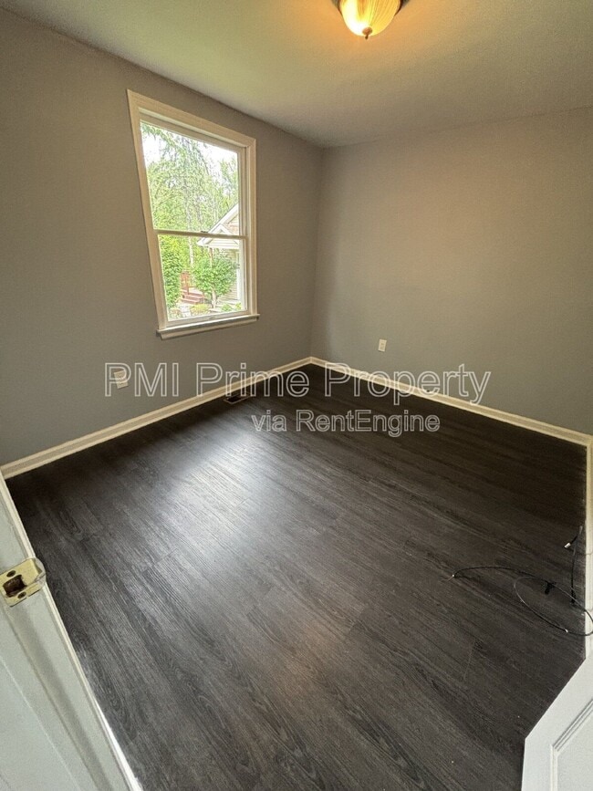 Building Photo - 887 Edwards Rd