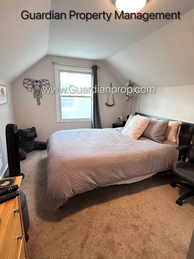 Building Photo - St Louis Park Single Family Home, Fenced In yard, Washer/Dryer, 1 Car Garage