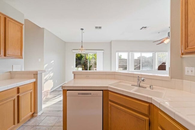 Building Photo - Gorgeous Town Home- Gated community- Pool