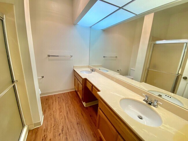 Building Photo - Georgous 2 Bd/2Ba Condo in the Heart of Mi...