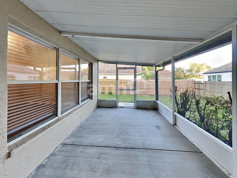 Building Photo - 26922 Carmen Pl