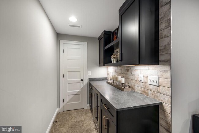 Building Photo - 323 S West St