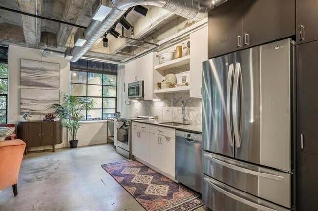 Building Photo - 1065 United Ave SE