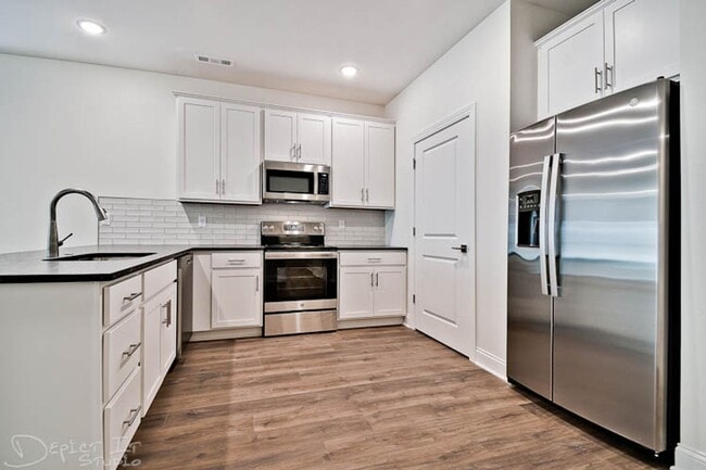 Building Photo - Big Creek Golf Course - 3 Bed 2 Bath Double Garage