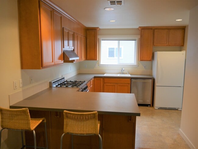 Building Photo - Lovely Lake City 3 Bed Townhome