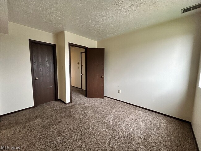 Building Photo - 623 Lovers Ln