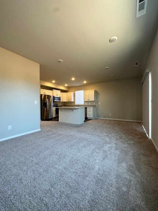 Building Photo - Stunning 4-Bedroom Pet-Friendly Home for L...