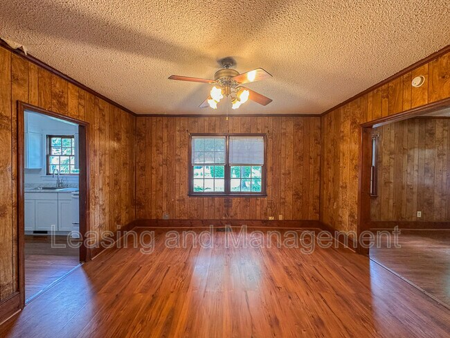 Building Photo - 211 W Poplar St