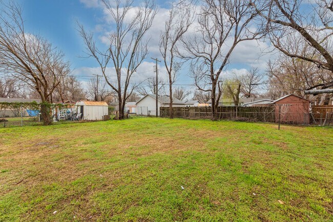 Building Photo - Move in ready - 2 Bed 1 Bath In Quiet Neig...