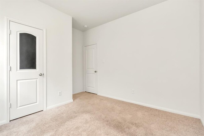Building Photo - 718 Crystal Lakes Dr