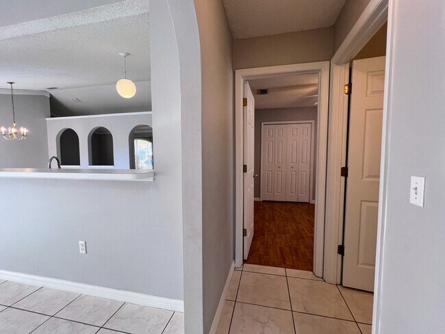 Building Photo - PRICE REDUCED FOR A QUICK MOVE IN!!  Spaci...