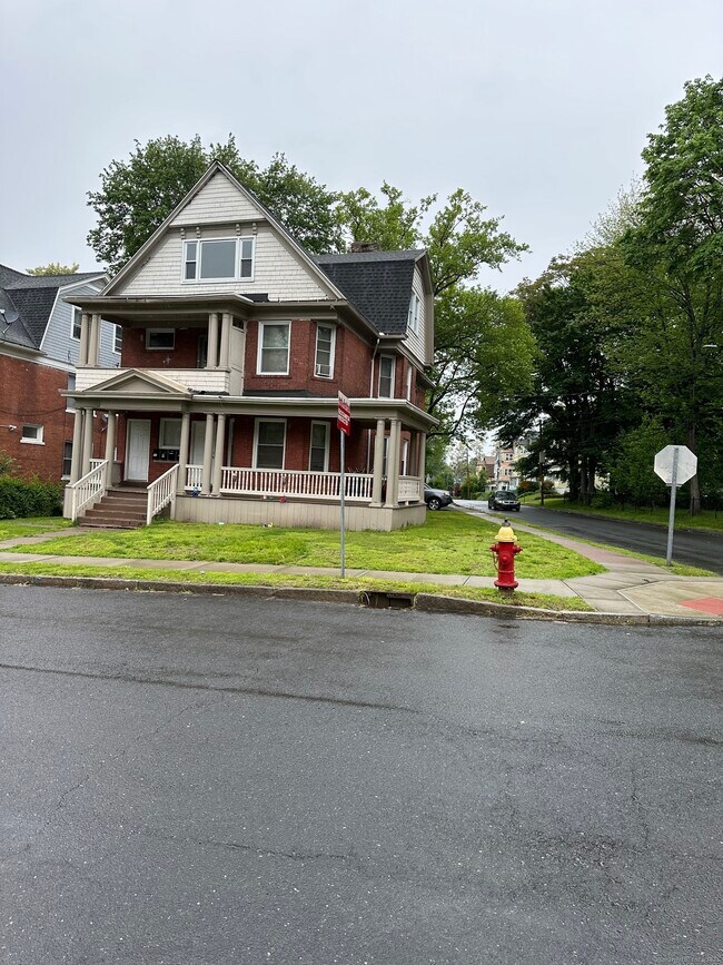 Building Photo - 483 Edgewood St