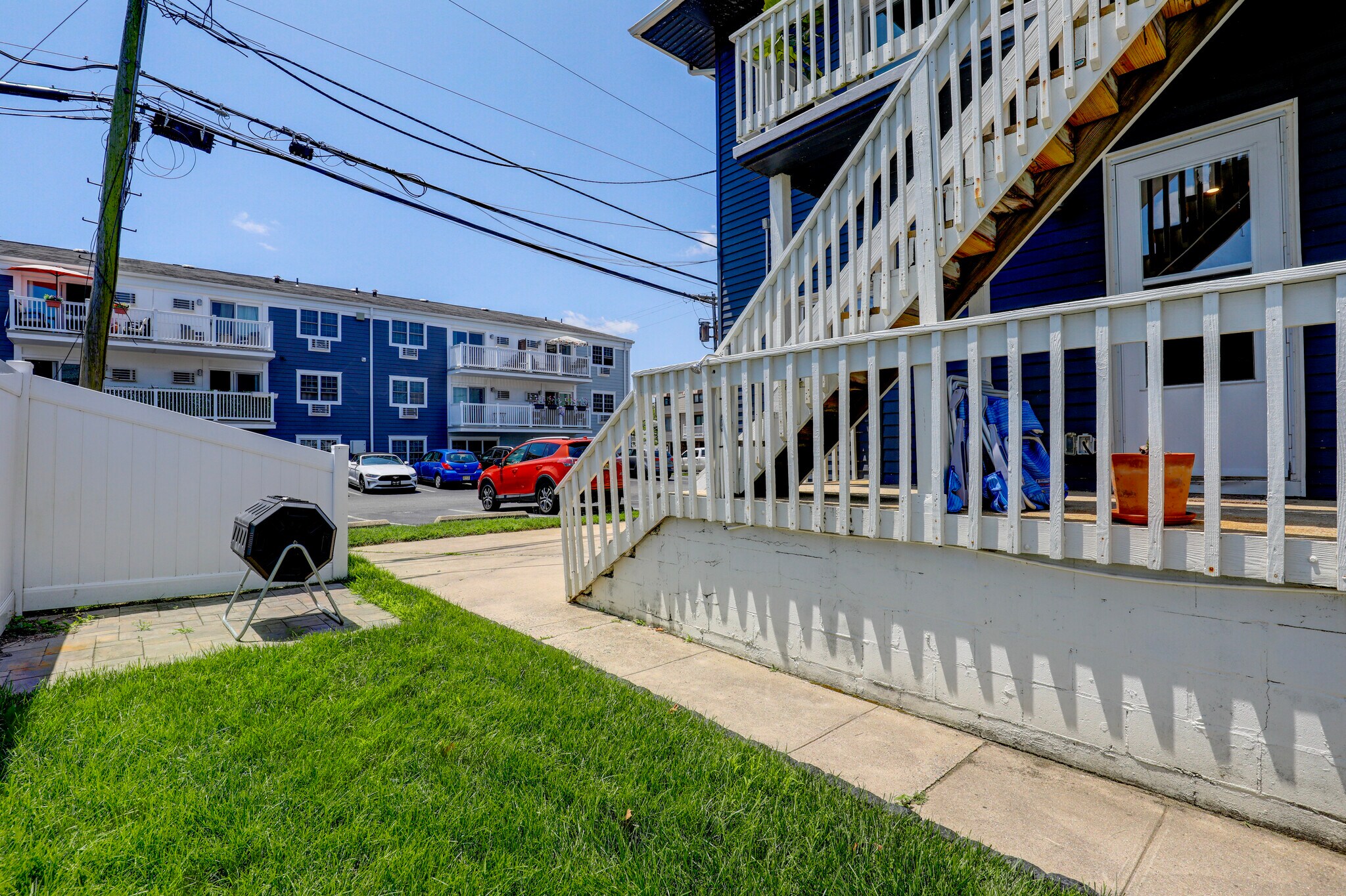 Private backyard space with pavers for grill and grass space for chairs, hammock etc - 606 Beach Ave