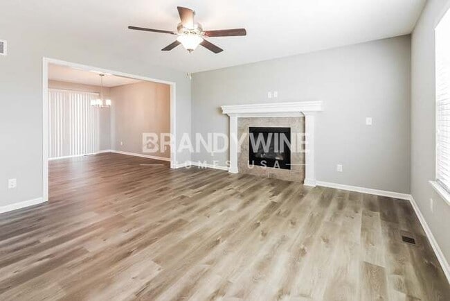 Building Photo - COMING SOON! APPLY NOW! 4BED 3BATH