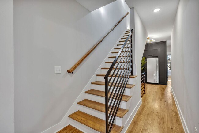 Building Photo - 611 21st Ave N