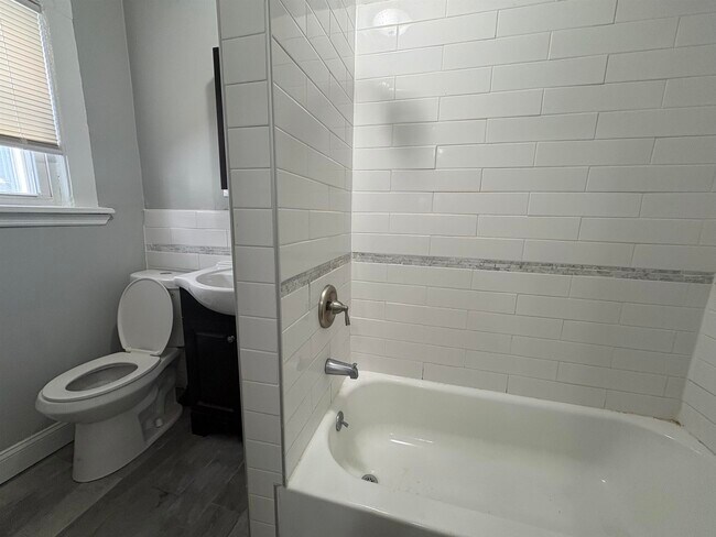 Building Photo - 762 Forest St