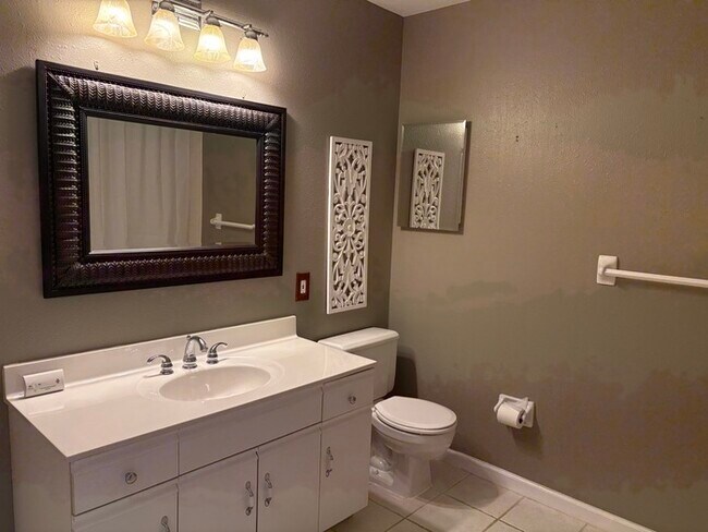 Building Photo - West County 4th/ 3Bth Townhome