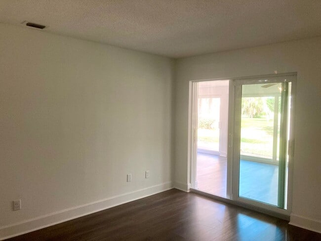 Building Photo - 2 bedroom, 2 bath condo ready to go!