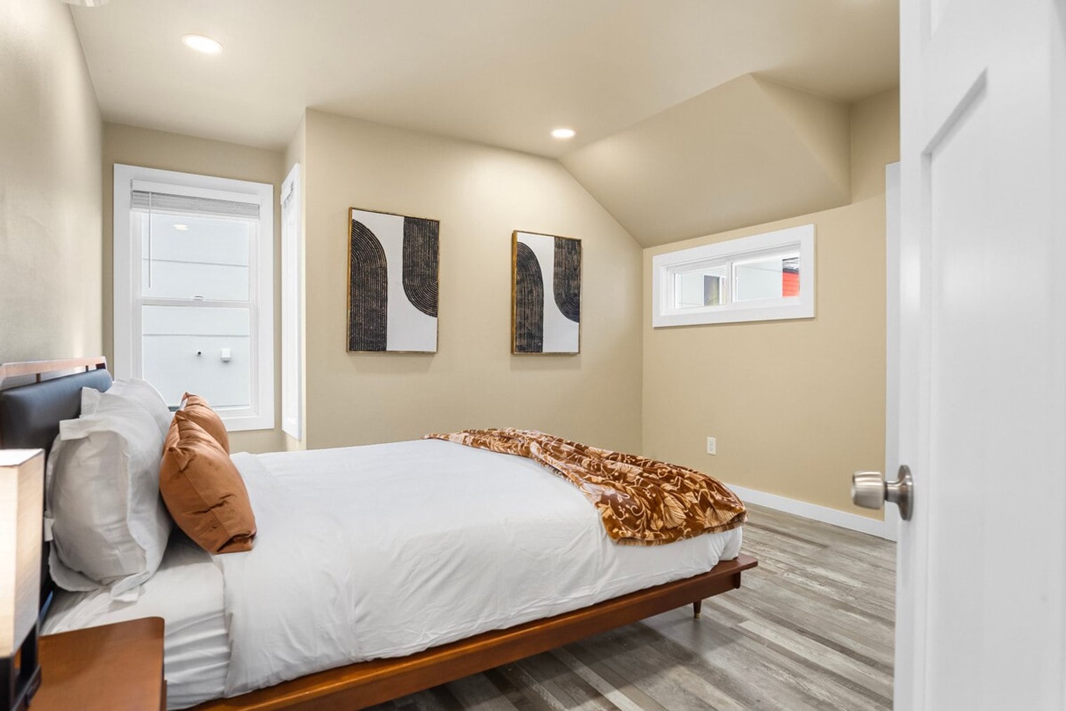 Building Photo - 914 16th Ave