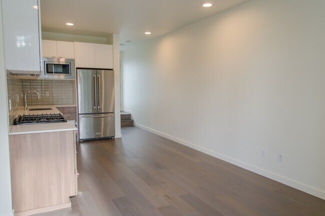 Building Photo - 2Bd/2Ba Seattle Townhouse