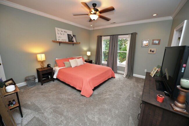 Building Photo - Walk to Naval Hospital! Beautiful Home, Gr...