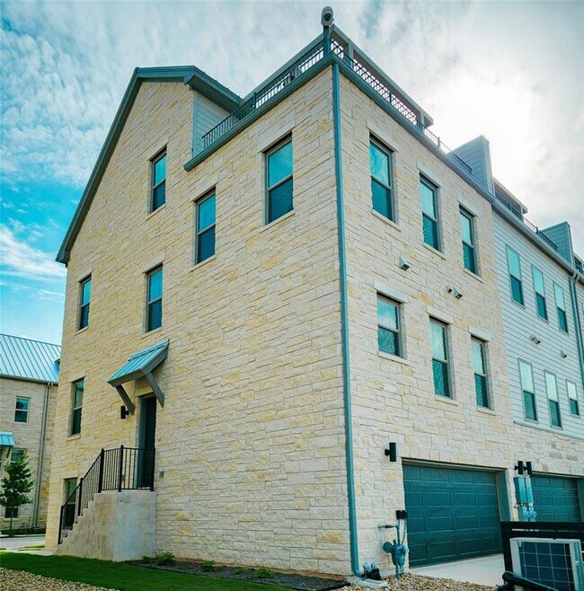 Building Photo - 225 John Webster St