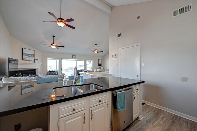 Building Photo - 88 Lakeview Village