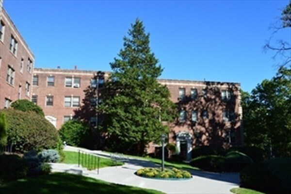 Building Photo - 1498 Beacon St