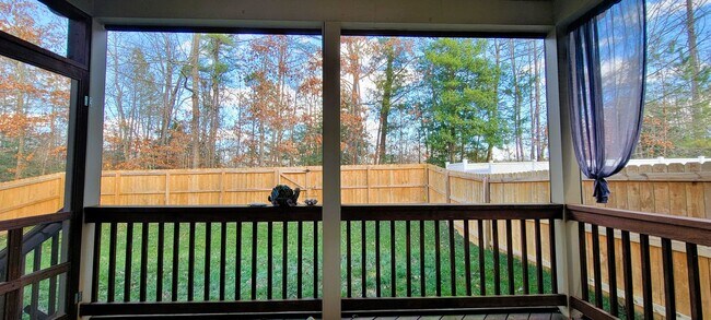 Building Photo - Large 4 bedroom 3 1/2 bath home that backs up to the 15th green in Magnolia Green.